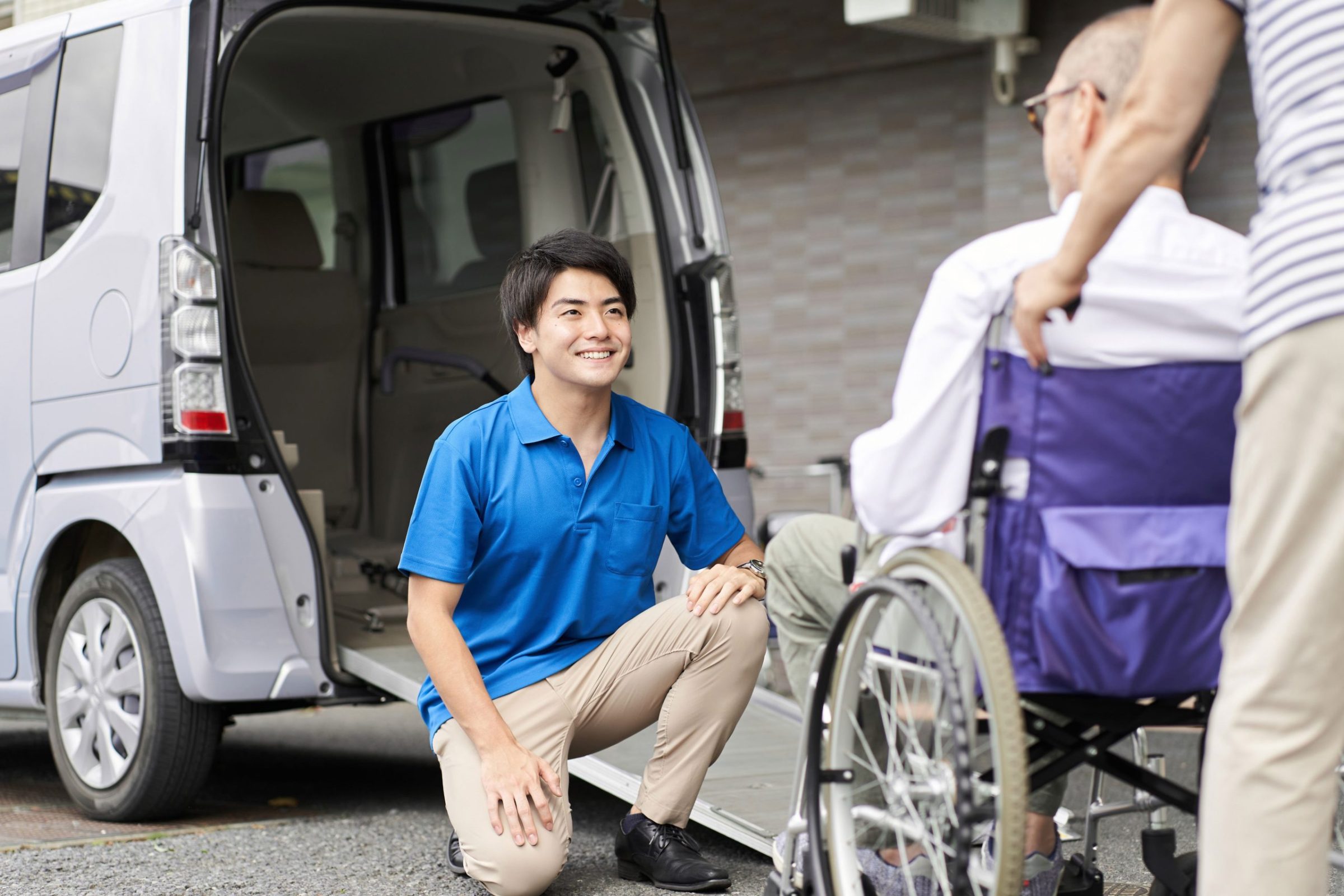ZZa-caregiver-who-picks-up-and-picks-up-the-elderly-2023-07-05-19-42-16-utc ZZa-caregiver-who-picks-up-and-picks-up-the-elderly-2023-07-05-19-42-16-utc